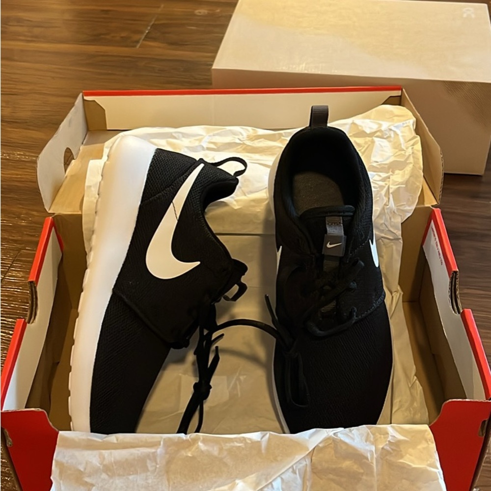 Nike Rosche One black size 7 women’s